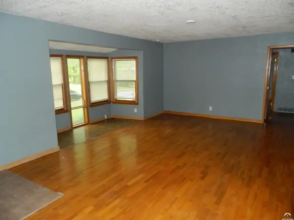 923 Crestline DR, Lawrence, KS 66049
