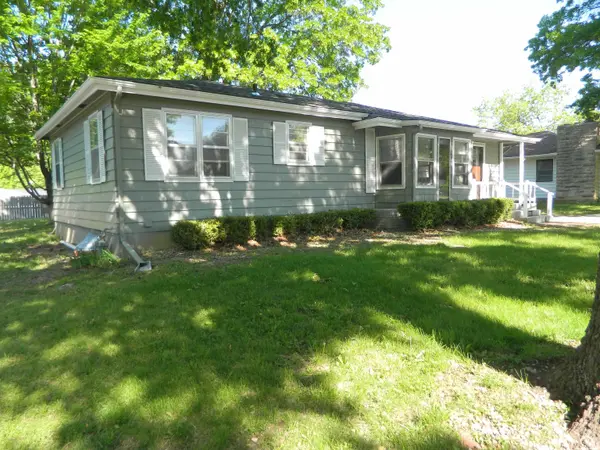 923 Crestline DR, Lawrence, KS 66049