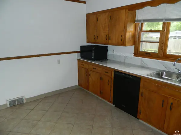 923 Crestline DR, Lawrence, KS 66049