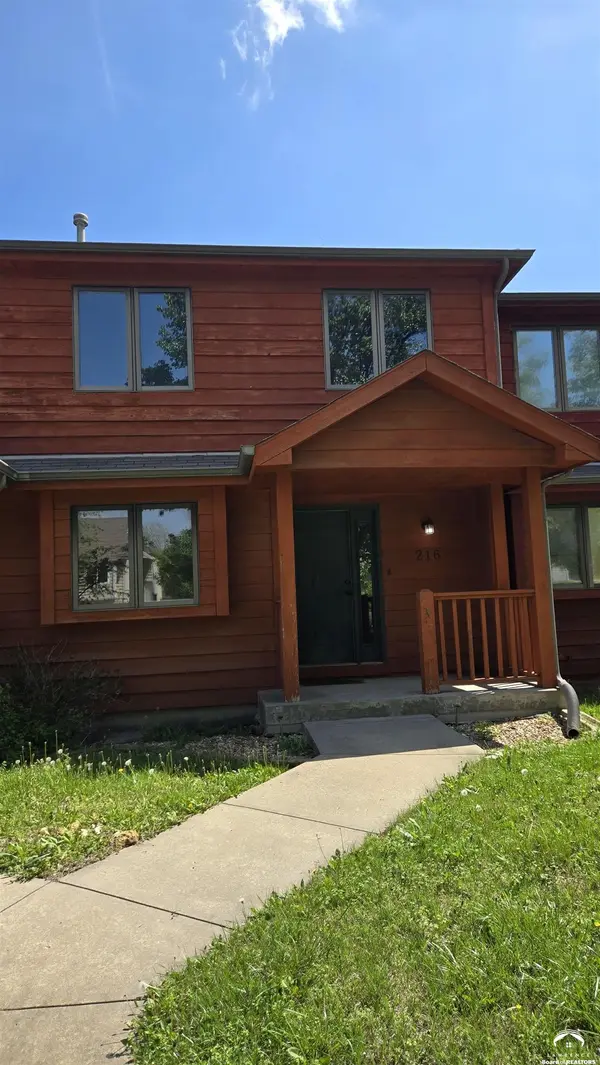 216 Glenview DR, Lawrence, KS 66049