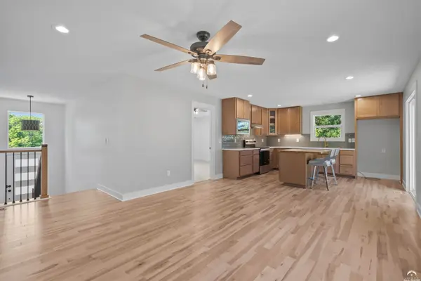 5037 Comanche LN, Mclouth, KS 66054