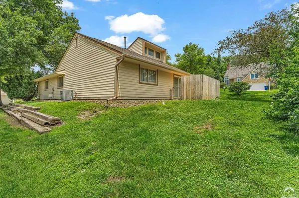 4001 Crossgate CT, Lawrence, KS 66047