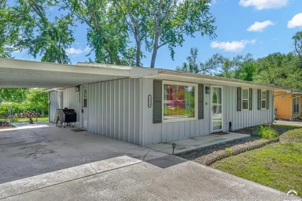 1630 Rose LN, Lawrence, KS 66044