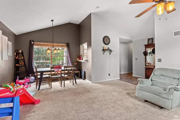 2505 Via Linda DR, Lawrence, KS 66047-3317