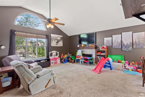 2505 Via Linda DR, Lawrence, KS 66047-3317
