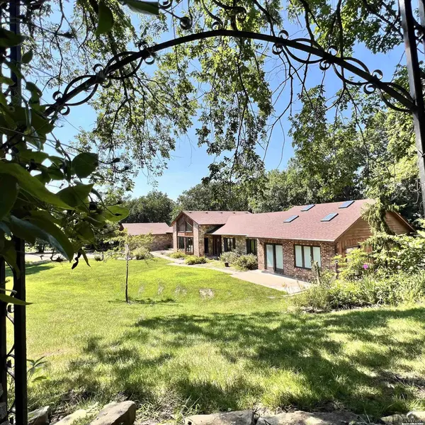 3840 NE Kimbal RD, Topeka, KS 66617