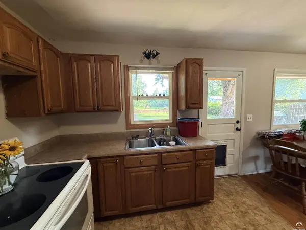 1245 NW Sunset LN, Topeka, KS 66618