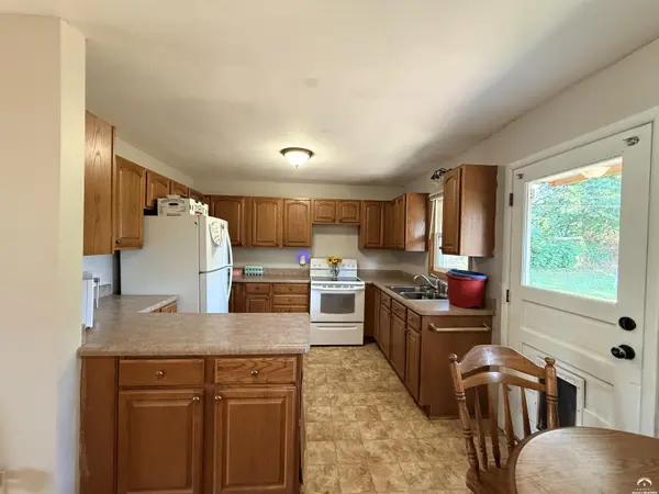 1245 NW Sunset LN, Topeka, KS 66618