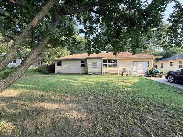 1245 NW Sunset LN, Topeka, KS 66618