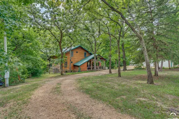 5279 Saratoga DR, Mclouth, KS 66054