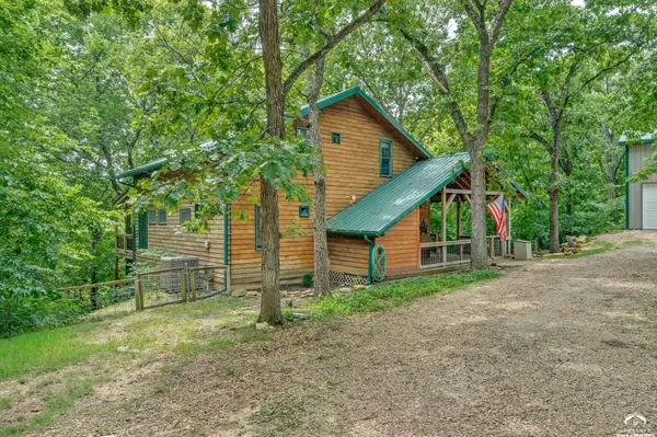 5279 Saratoga DR, Mclouth, KS 66054