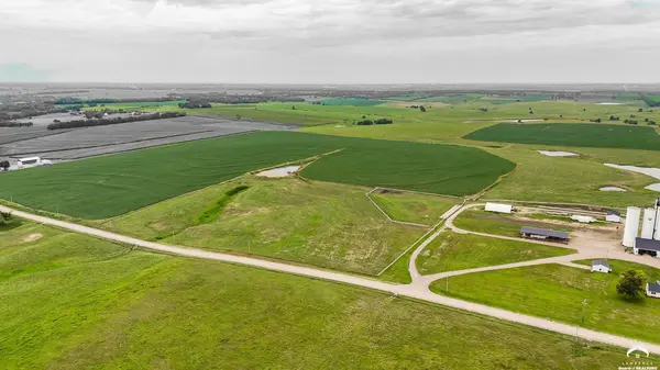 198 N 1250 RD, Berryton, KS 66409