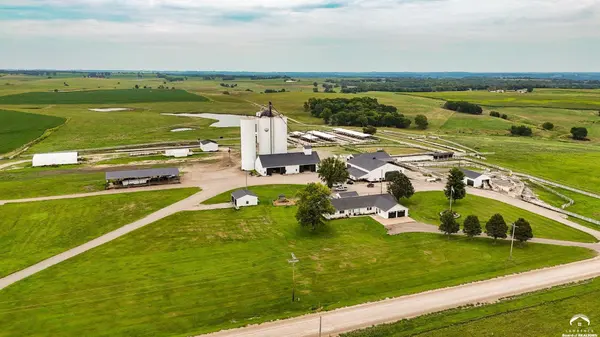 198 N 1250 RD, Berryton, KS 66409