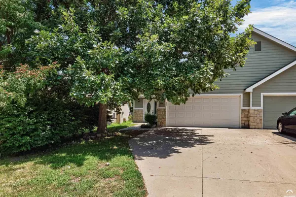 828 N Field Stone DR, Lawrence, KS 66049