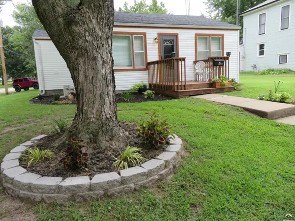 301 Oak ST, Valley Falls, KS 66088