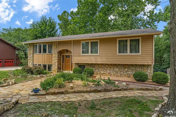 1621 Saint Andrews DR, Lawrence, KS 66047