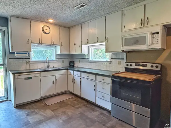 627 E 1450 RD, Lawrence, KS 66046