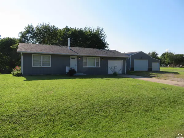 8867 Hilltop RD, Ozawkie, KS 66070
