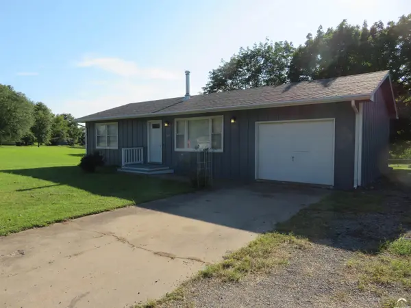 8867 Hilltop RD, Ozawkie, KS 66070