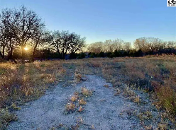 10301 Golden Arrow Dr, Hutchinson, KS 67502