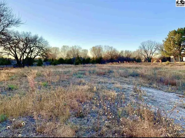 10301 Golden Arrow Dr, Hutchinson, KS 67502