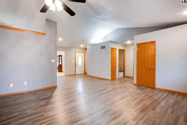 611 E 41st Ave, Hutchinson, KS 67502