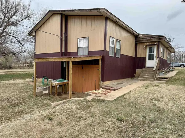 323 S Oak St, Medicine Lodge, KS 67104