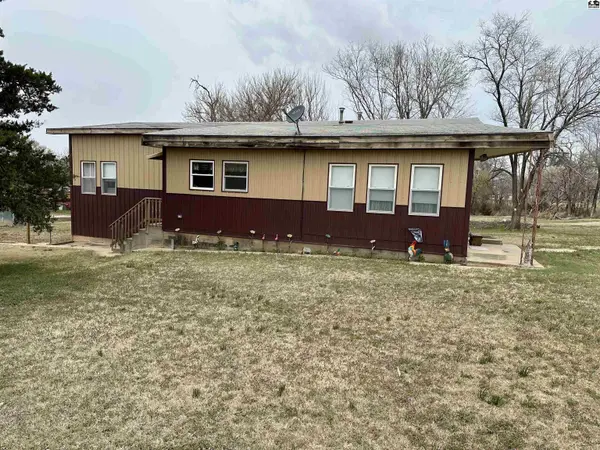 323 S Oak St, Medicine Lodge, KS 67104