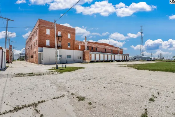 320 S Washington St, Hutchinson, KS 67501