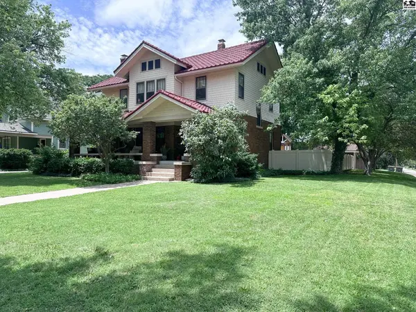 323 N Main St, Pratt, KS 67124