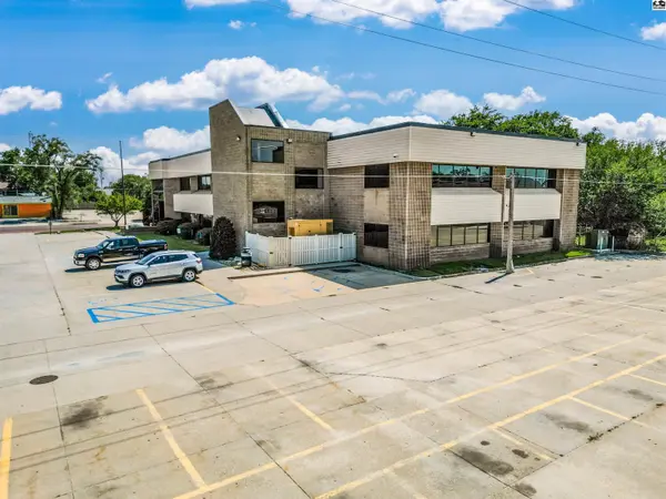500 W 1st Ave, Hutchinson, KS 67501