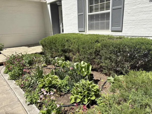 400 Hyde Park Dr, Hutchinson, KS 67502
