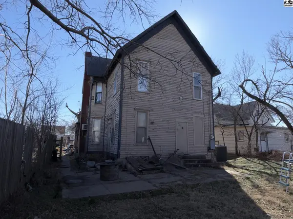 304 E 1st Ave, Hutchinson, KS 67501