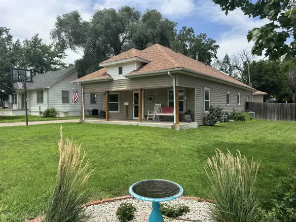 1018 W 3rd St, Pratt, KS 67124