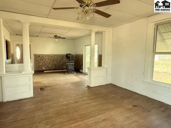 601 E 6th St, Hoisington, KS 67544