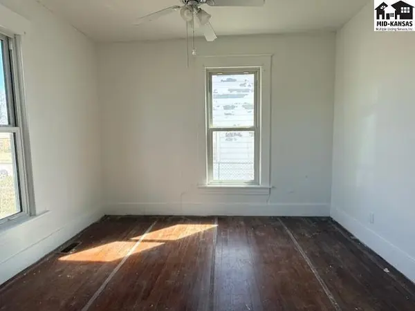 601 E 6th St, Hoisington, KS 67544
