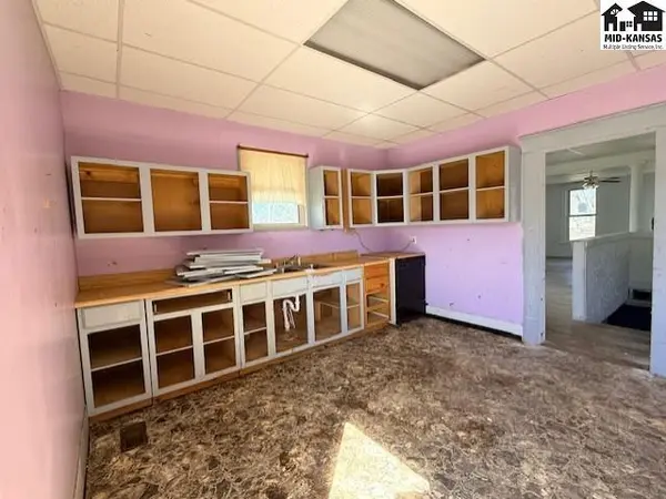 601 E 6th St, Hoisington, KS 67544