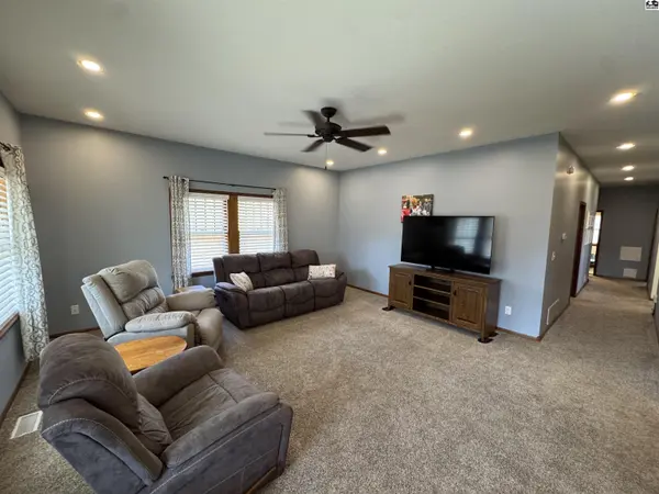 512 N Main St, Macksville, KS 67557