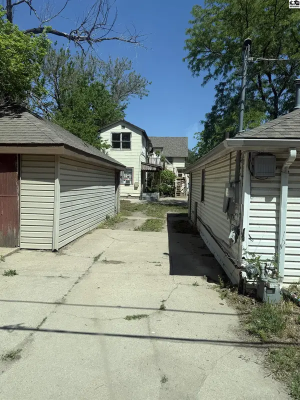213 W 9th St, Hutchinson, KS 67501
