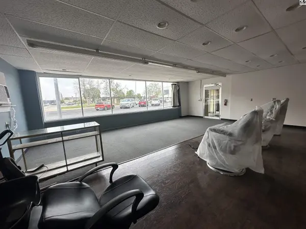 13 W 2nd Ave, Hutchinson, KS 67501
