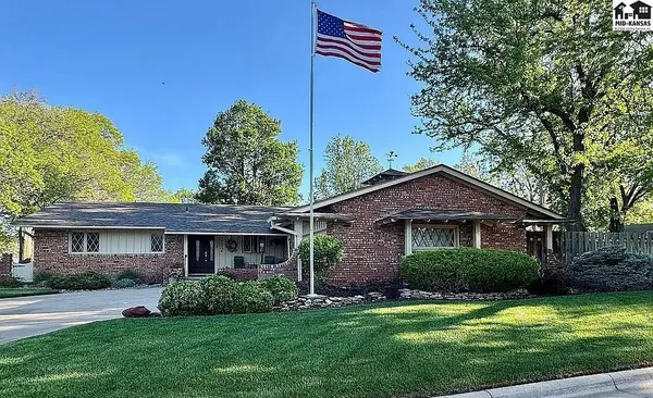 212 W 8th Ave, Buhler, KS 67522