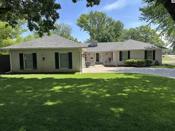 430 Saratoga Ct, Pratt, KS 67124