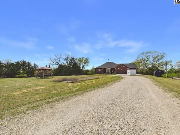 22015 W 101st St N, Mount Hope, KS 67108