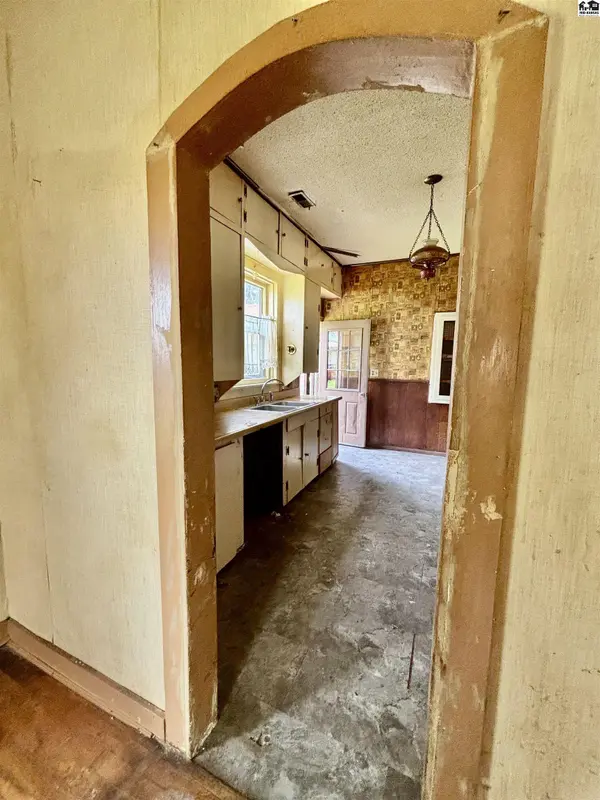 209 S Oak St, Mcpherson, KS 67460