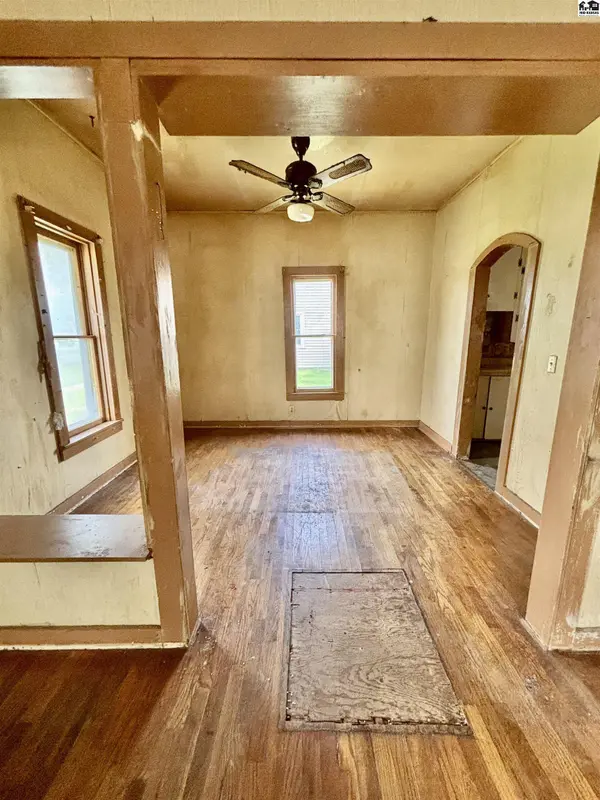 209 S Oak St, Mcpherson, KS 67460