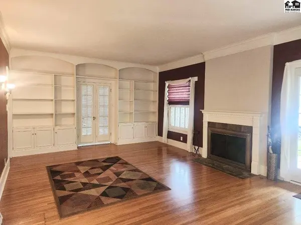 108 W 19th Ave, Hutchinson, KS 67502