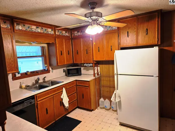 317 E 8th St, Newton, KS 67114
