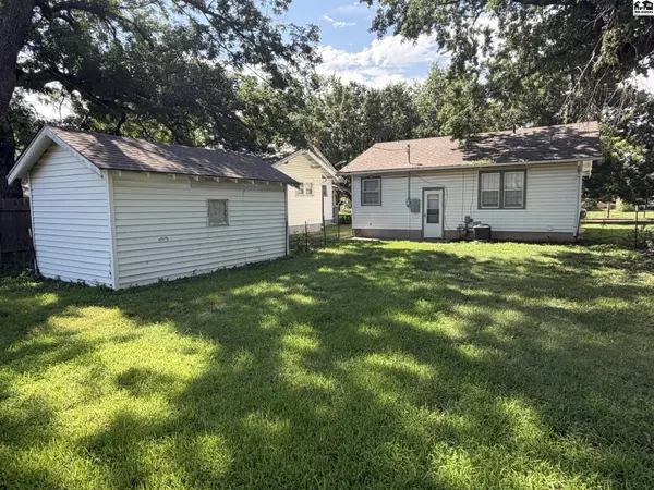 214 E 16th Ave, Hutchinson, KS 67501