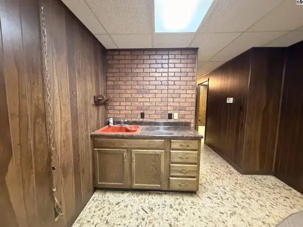 901 W 1st Ave, Hutchinson, KS 67501