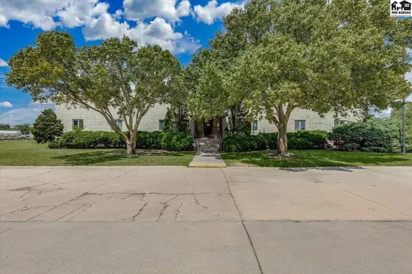 911 N Halstead St, Hutchinson, KS 67501